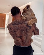 有钱任性！曼联旧将德佩养一头狮子当宠物，抱着小狮子豪宅中巡视